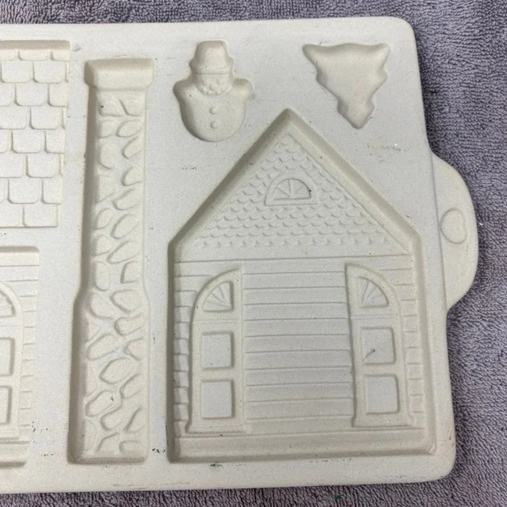 Vtg Pampered Chef Gingerbread House Mold Beige Stoneware 1992 USA Made